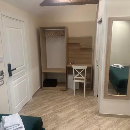 Attic Πανσιόν 4*