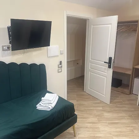 Attic Гостевой дом Неаполь